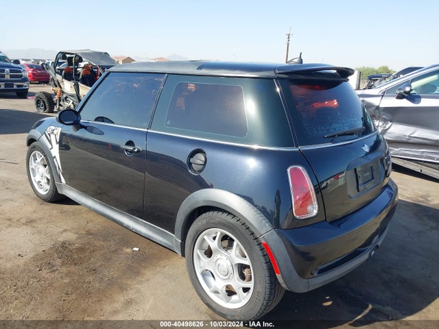 2006 MINI COOPER S WMWRE33516TJ37678 Photo 2