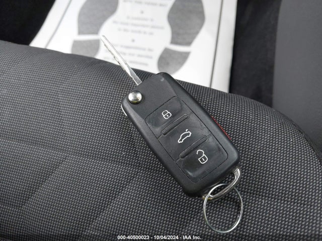 1VWAA7A32MC016270 Volkswagen Passat 2.0t S