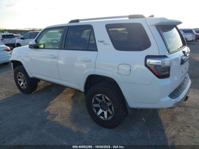 2018 TOYOTA 4RUNNER JTEBU5JR3J5560876 Photo 2