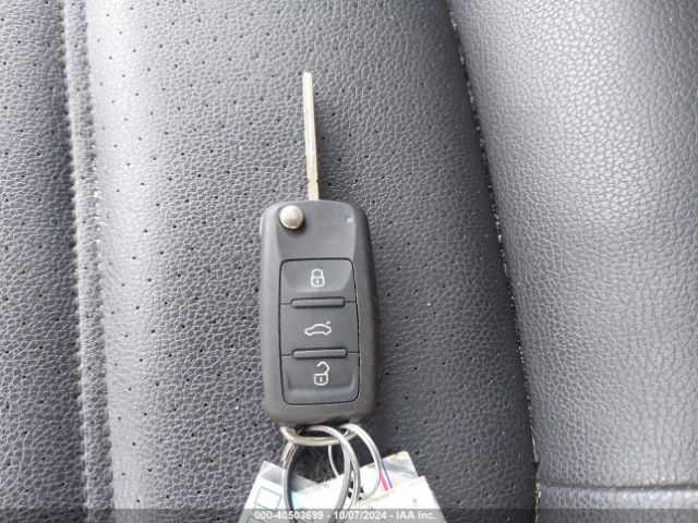 3VWDB7AJ0JM215997 Volkswagen Jetta 1.4t Se/1.4t Wolfsburg Edition