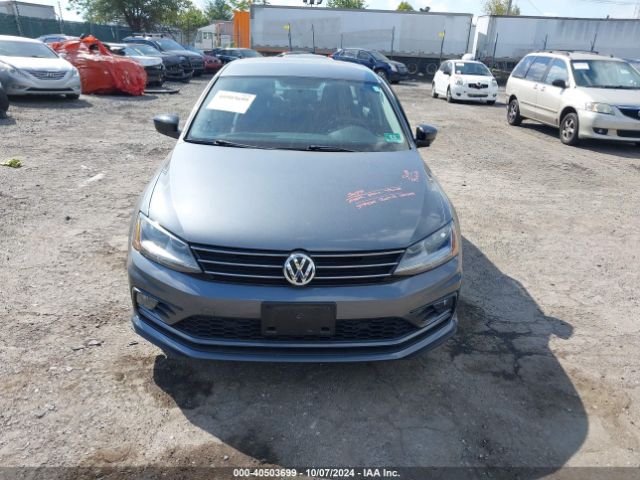 3VWDB7AJ0JM215997 Volkswagen Jetta 1.4t Se/1.4t Wolfsburg Edition