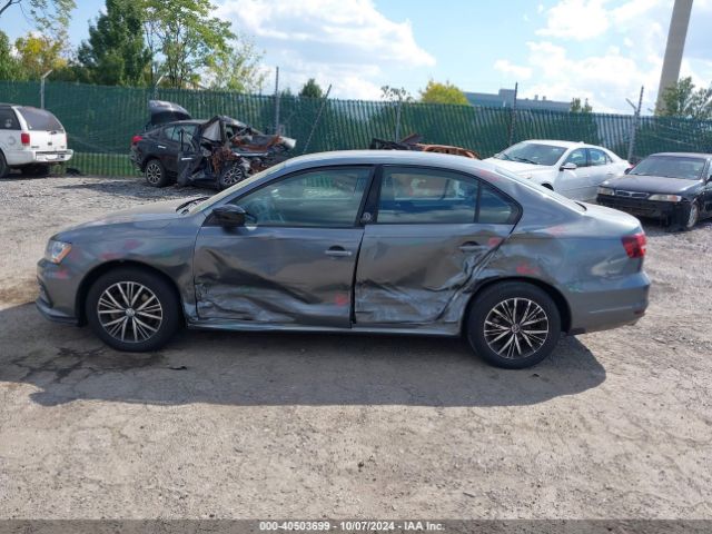 3VWDB7AJ0JM215997 Volkswagen Jetta 1.4t Se/1.4t Wolfsburg Edition