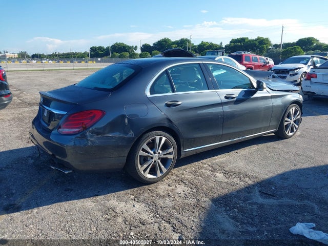 55SWF4JB3FU085666 Mercedes-Benz C 300 Luxury/sport