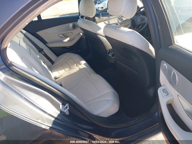55SWF4JB3FU085666 Mercedes-Benz C 300 Luxury/sport