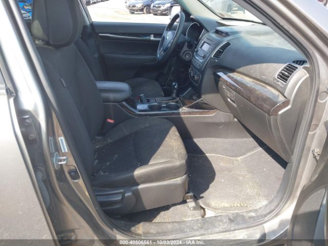5XYKTCA68FG640612 KIA SORENTO LX