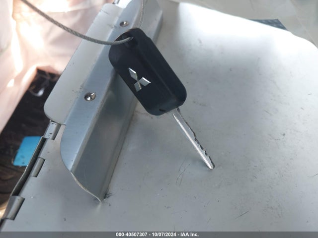 JA4AD2A3XKZ005082 Mitsubishi Outlander Es