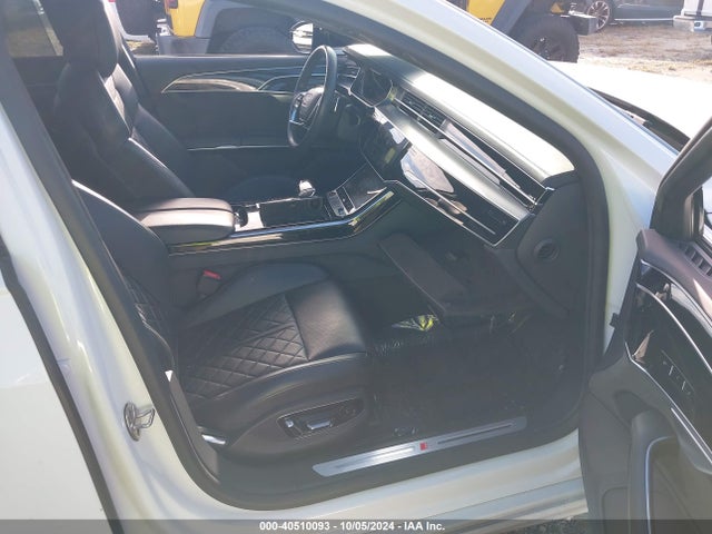 2021 AUDI S8 WAU8SAF89MN006708 Photo 4