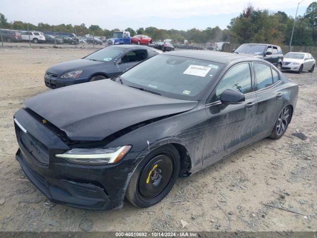7JRA22TK6KG018330 Volvo S60 T6 Momentum
