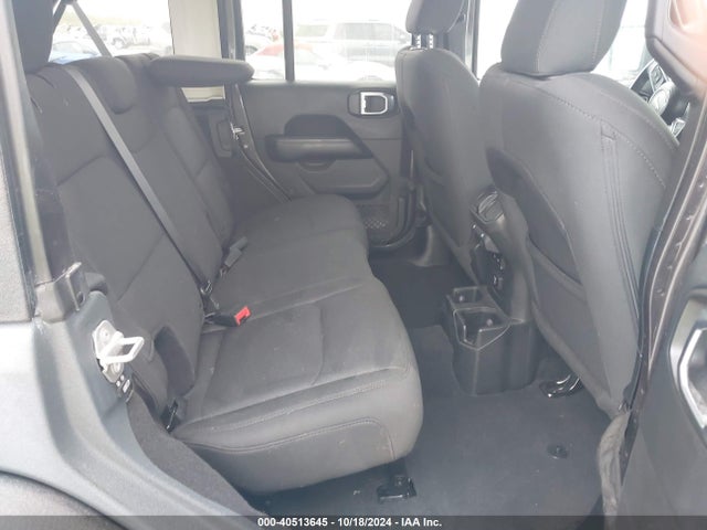1C4HJXEG1JW140698 Jeep Wrangler Unlimited Sahara 4x4