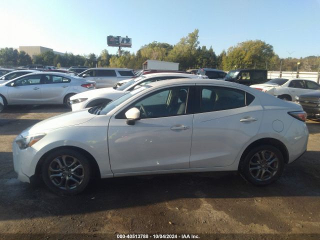 3MYDLBYV2KY503494 Toyota YARIS LE
