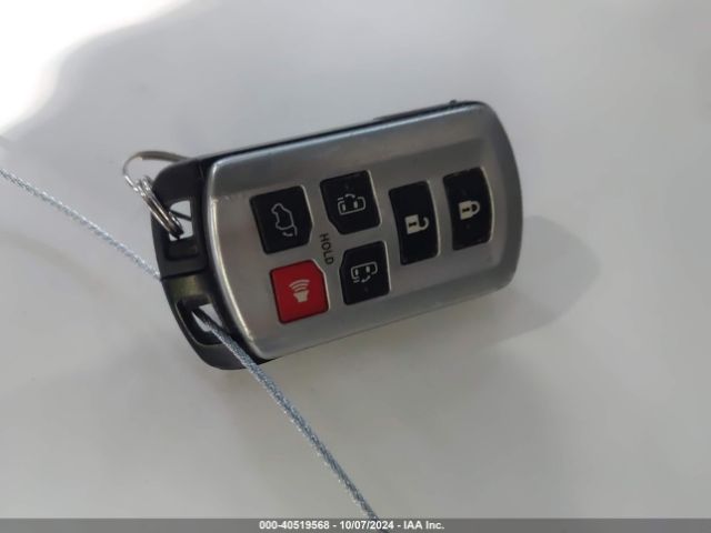 5TDYK3DC2GS758383 Toyota Sienna Xle Premium 8 Passenger