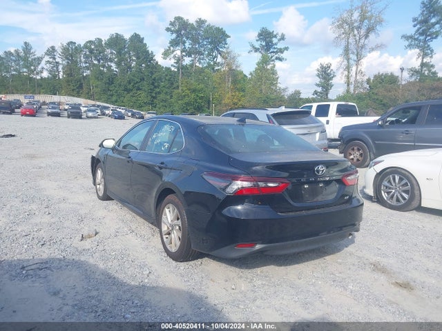 40520411 :رقم المزاد ، 4T1C11AK5NU010440 vin ، 2022 Toyota Camry Le مزاد بيع