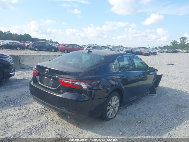 40520411 :رقم المزاد ، 4T1C11AK5NU010440 vin ، 2022 Toyota Camry Le مزاد بيع