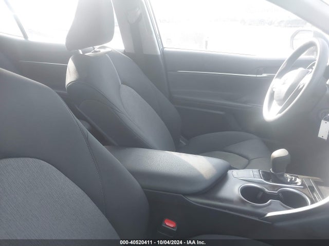 40520411 :رقم المزاد ، 4T1C11AK5NU010440 vin ، 2022 Toyota Camry Le مزاد بيع