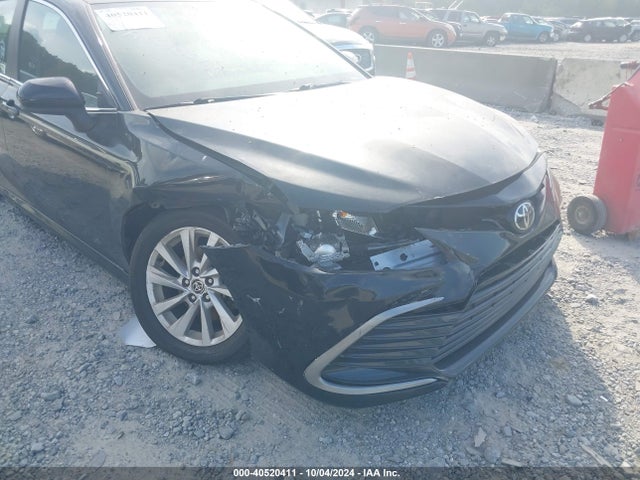 40520411 :رقم المزاد ، 4T1C11AK5NU010440 vin ، 2022 Toyota Camry Le مزاد بيع