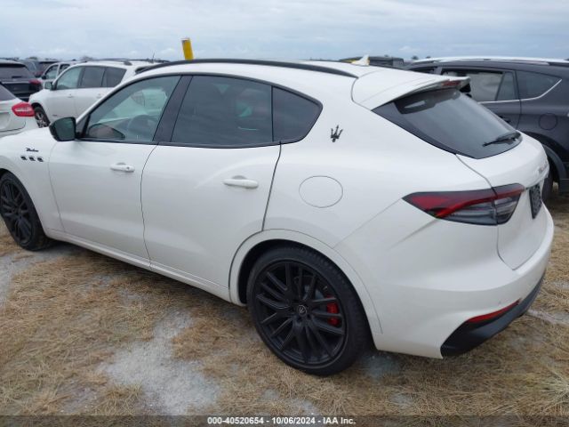 2022 MASERATI LEVANTE ZN661YUM7NX391647 Photo 2