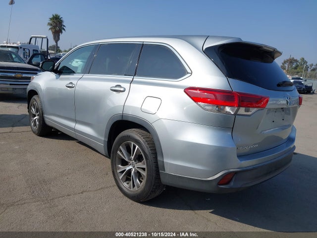 Toyota Highlander Le 2017 5TDZARFH2HS031930 Image 3