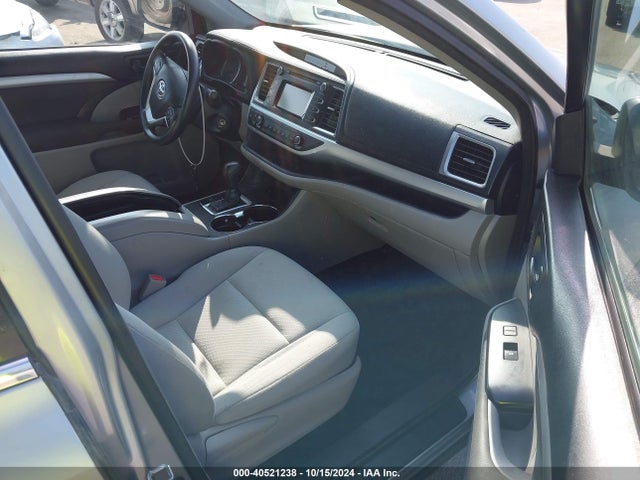 Toyota Highlander Le 2017 5TDZARFH2HS031930 Image 5