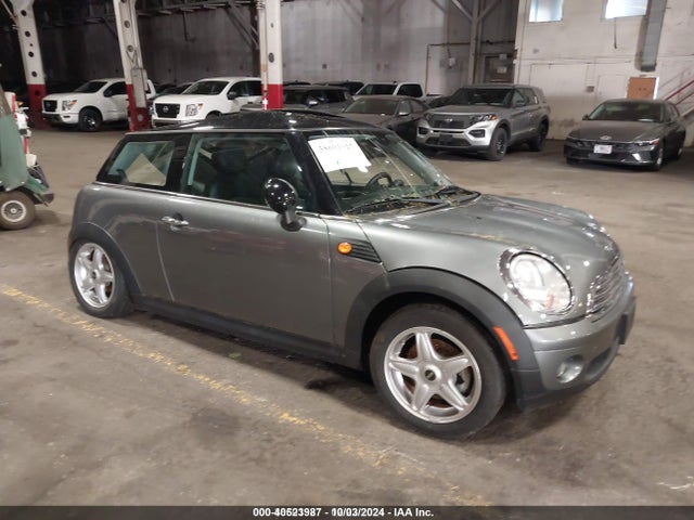 2010 MINI COOPER WMWMF3C57ATZ27812 Photo 0