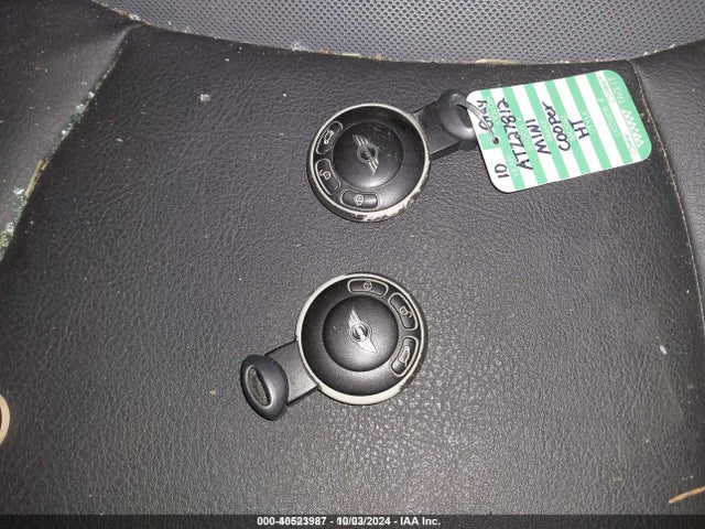 2010 MINI COOPER WMWMF3C57ATZ27812 Photo 10