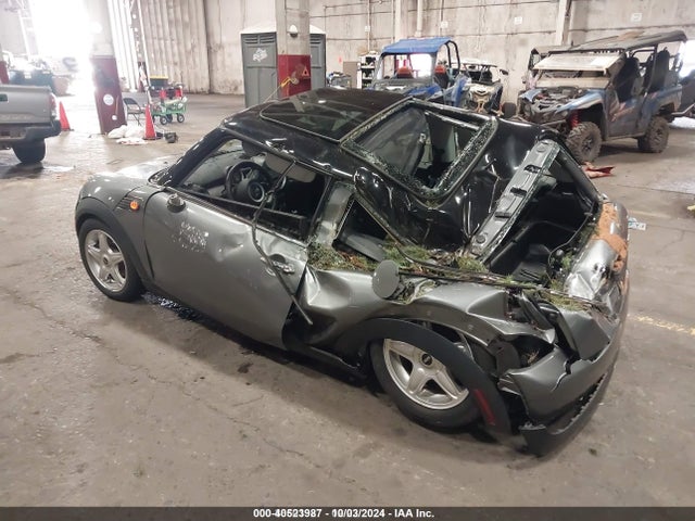 2010 MINI COOPER WMWMF3C57ATZ27812 Photo 2