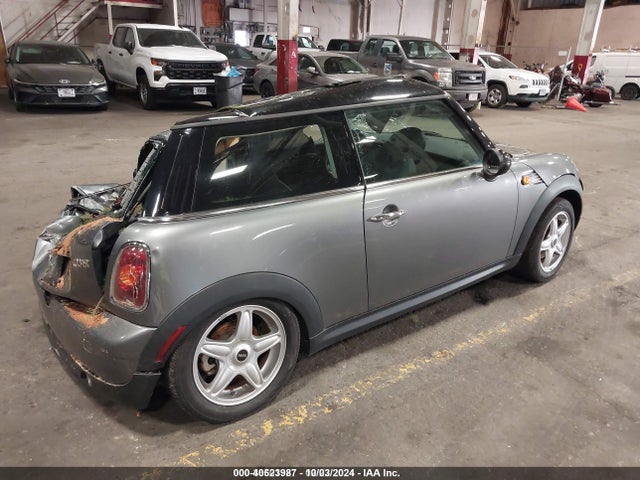 2010 MINI COOPER WMWMF3C57ATZ27812 Photo 3