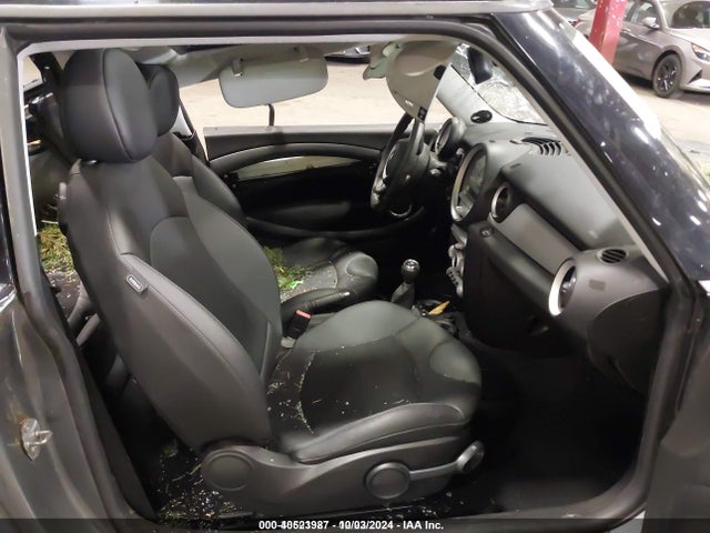 2010 MINI COOPER WMWMF3C57ATZ27812 Photo 4