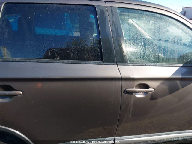 JA4AZ3A39JZ013230 Mitsubishi Outlander Se
