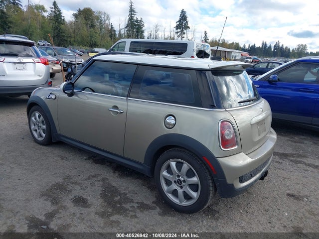 2010 MINI COOPER S WMWMF7C5XATZ72461 Photo 2