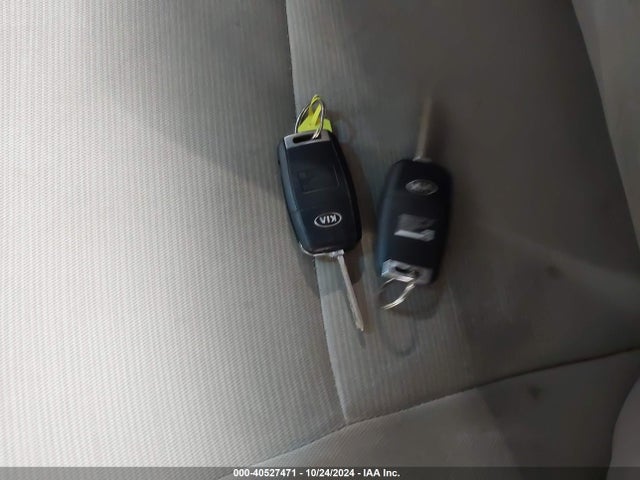 KIA SEDONA LX 2015 KNDMB5C18F6036263 Image 11