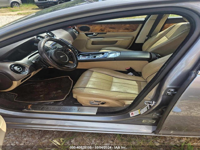 2011 JAGUAR XJ SAJWA2GB8BLV13123 Photo 4