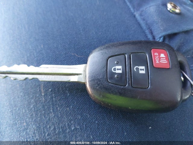 40530104 :رقم المزاد ، JTDKDTB31D1035121 vin ، 2013 Toyota Prius C One مزاد بيع