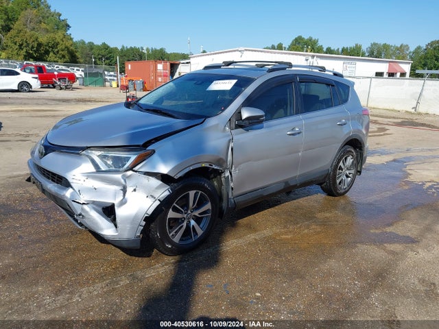 Toyota Rav4 Xle 2018 JTMRFREV8JJ223624 Image 2
