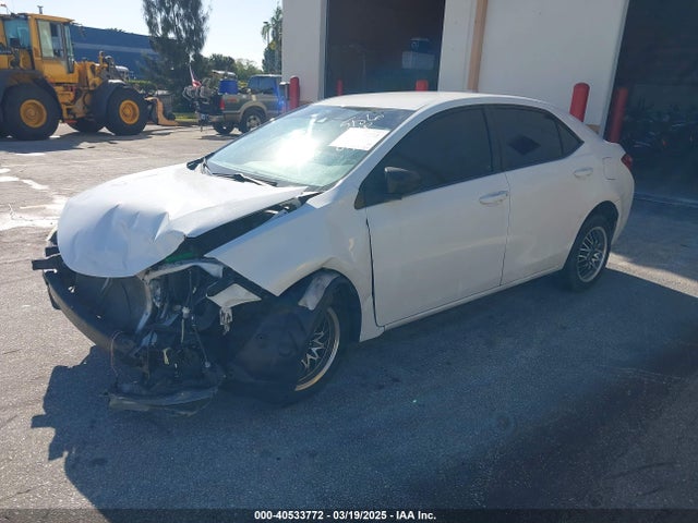 Toyota COROLLA LE 2018 5YFBURHE9JP755186 Image 2