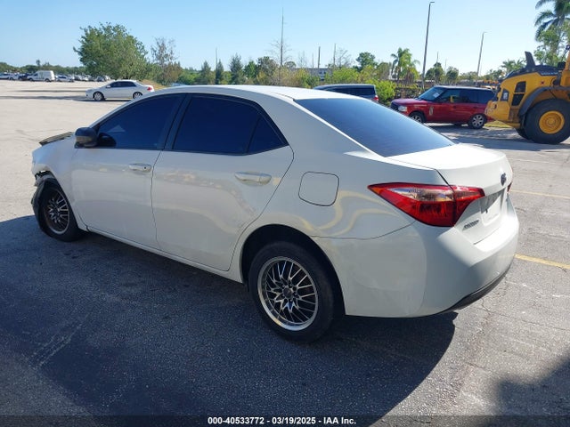 Toyota COROLLA LE 2018 5YFBURHE9JP755186 Image 3
