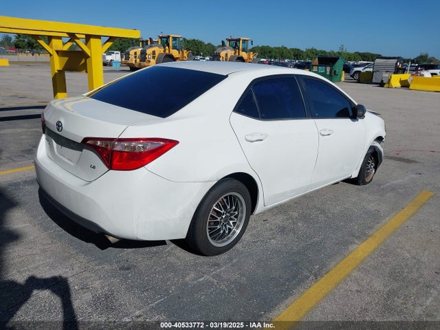 Toyota COROLLA LE 2018 5YFBURHE9JP755186 Image 4