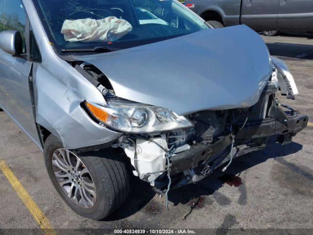 5TDYZ3DC1KS983821 Toyota Sienna Xle Premium 8 Passenger