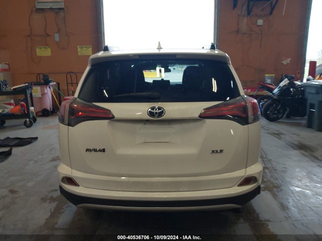 Toyota Rav4 Xle 2018 JTMWFREV7JD116565 Image 16