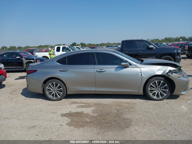 Lexus ES 300H 2019 58AB21B14KU003059 Image 13