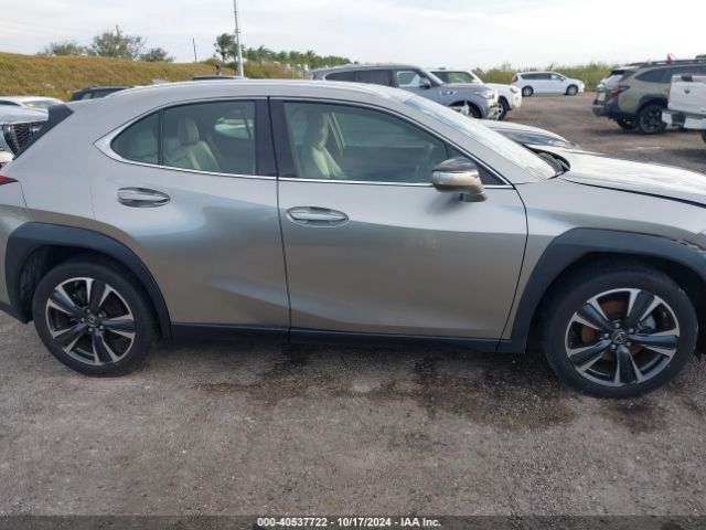 JTHX3JBH8M2032220 Lexus UX 200