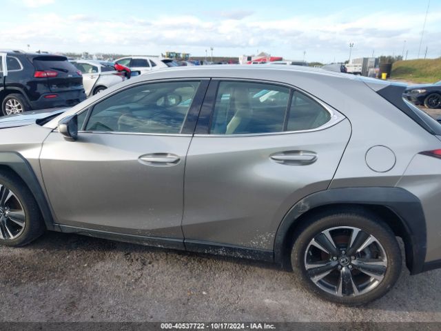 JTHX3JBH8M2032220 Lexus UX 200