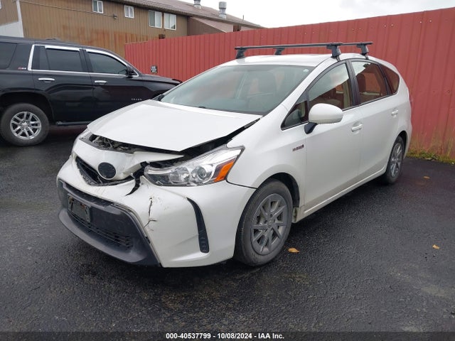 Toyota Prius V Two 2015 JTDZN3EU6FJ031083 Image 2