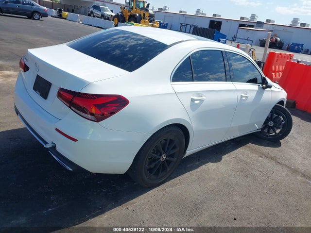Mercedes-Benz A 220 2019 WDD3G4EB0KW020779 Image 4