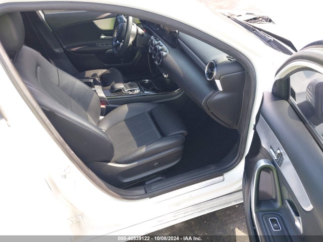 Mercedes-Benz A 220 2019 WDD3G4EB0KW020779 Image 5