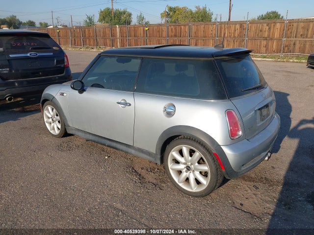 2006 MINI COOPER S WMWRE33506TL22191 Photo 2