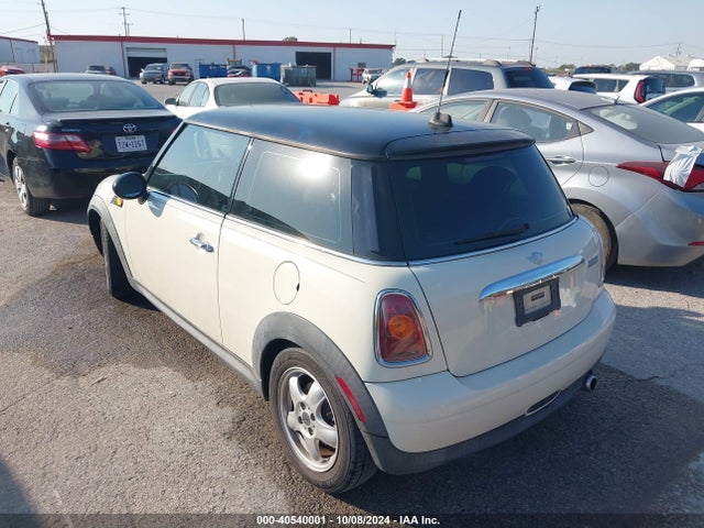 2007 MINI COOPER WMWMF33517TL78892 Photo 2