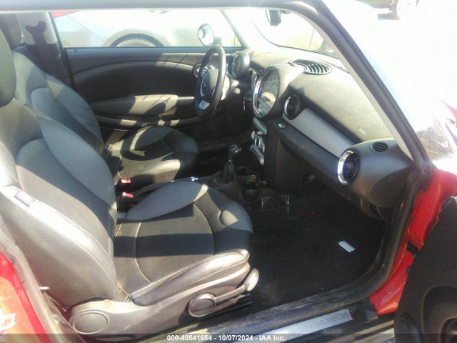 2009 MINI COOPER WMWMF335X9TW71189 Photo 4