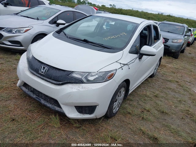 Honda FIT LX 2015 3HGGK5H54FM735626 Image 2
