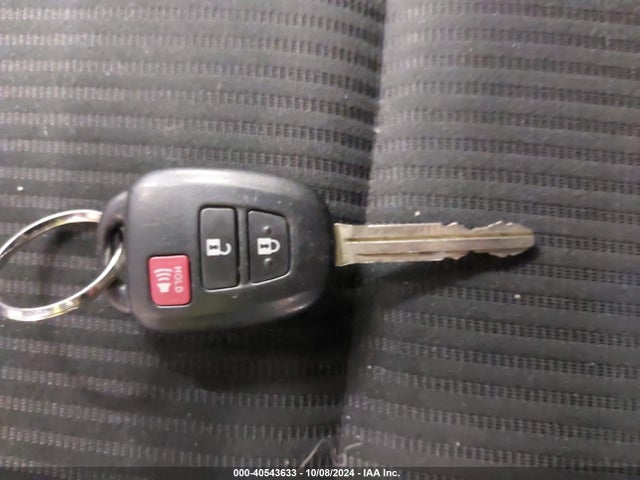 Toyota RAV4 LE 2016 JTMBFREV8GJ102814 Image 11