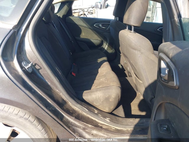 1C3CCCFB7GN117588 Chrysler 200 LX
